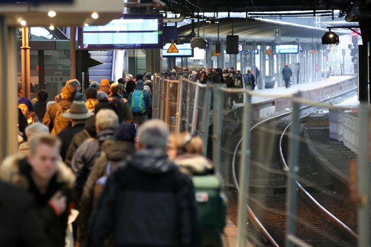 Passeggeri alla stazione di Amburgo - Fotogramma