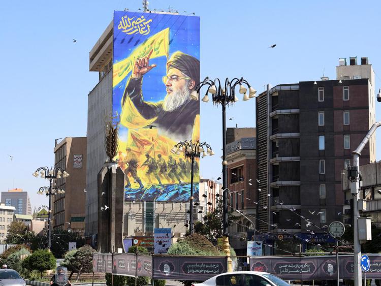 Un'immagine di Hassan Nasrallah a Teheran (Afp)