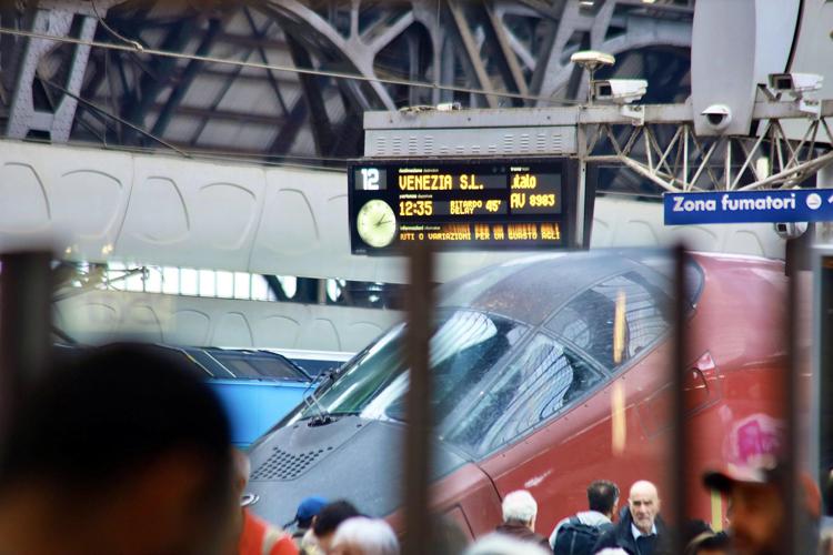 Treni nel caos ieri (Fotogramma)