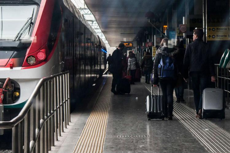 Telo sui binari della Roma-Civitavecchia, stop circolazione e treni in ritardo di tre ore