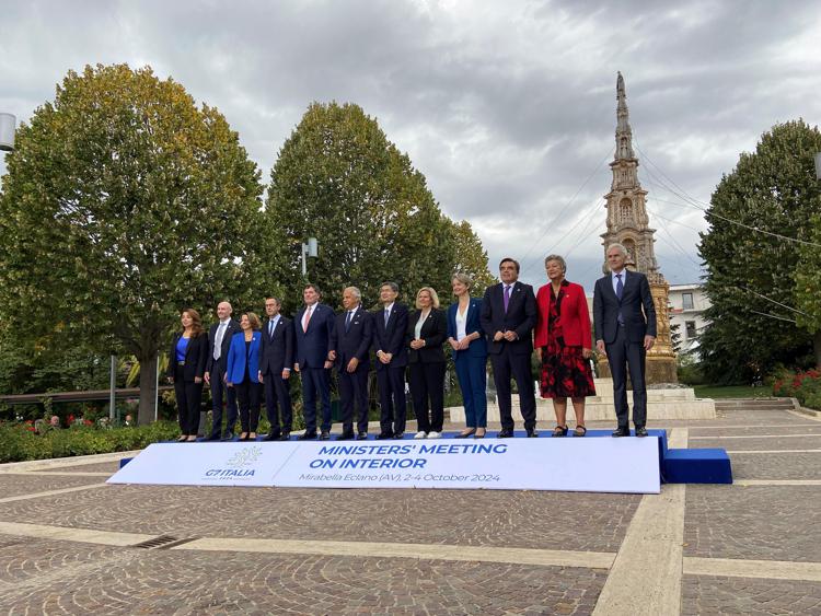 G7 Interno, foto family delegazioni davanti al carro di Mirabella