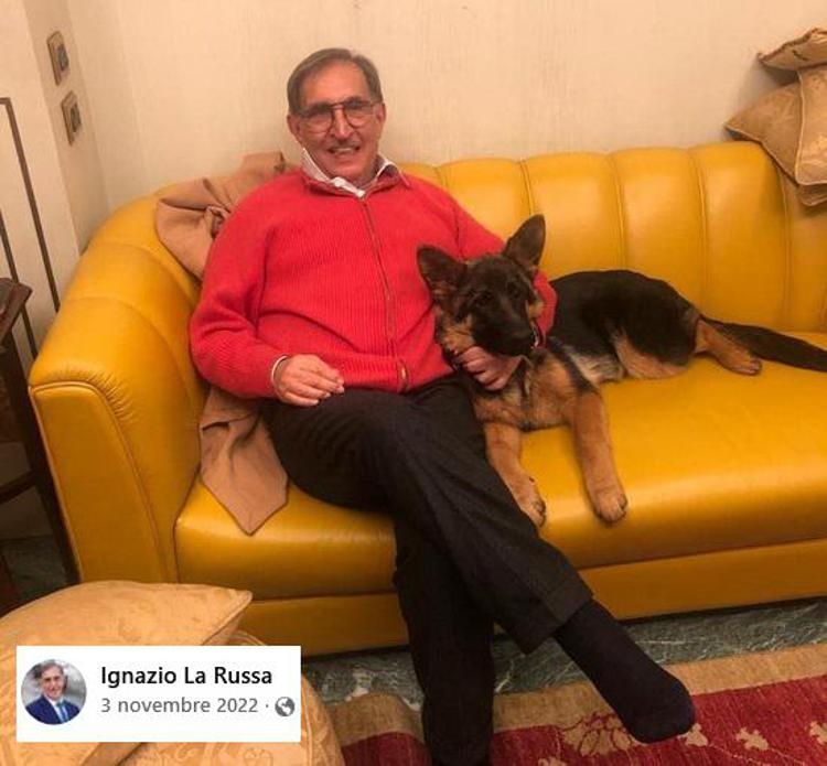 Il presidente del Senato Ignazio La Russa con il suo cane, foto dalla sua pagina Facebook