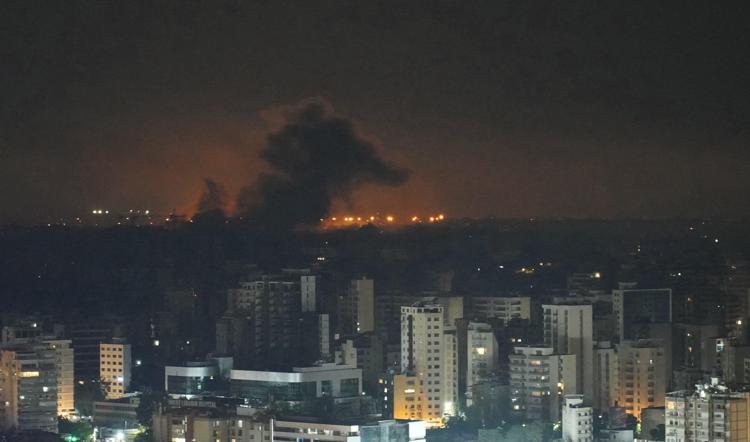 Fumo dopo un attacco israeliano aereo che ha preso di mira un quartiere della periferia meridionale di Beirut - (Afp)