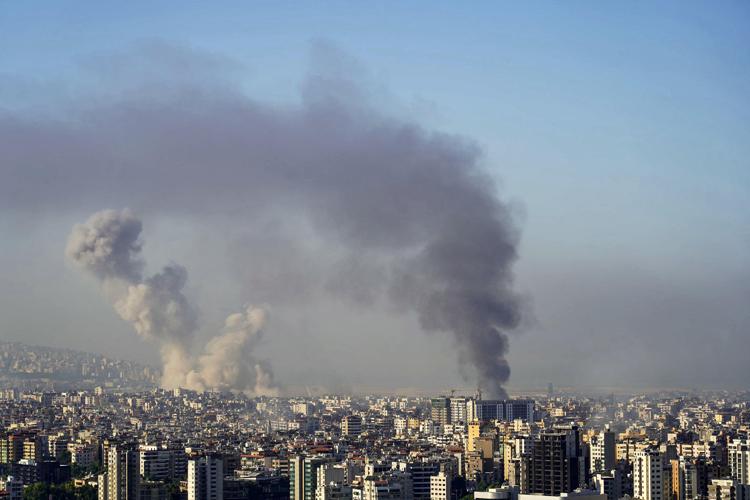 Fumo dopo un attacco aereo israeliano che ha preso di mira i sobborghi meridionali di Beirut  - (Afp)