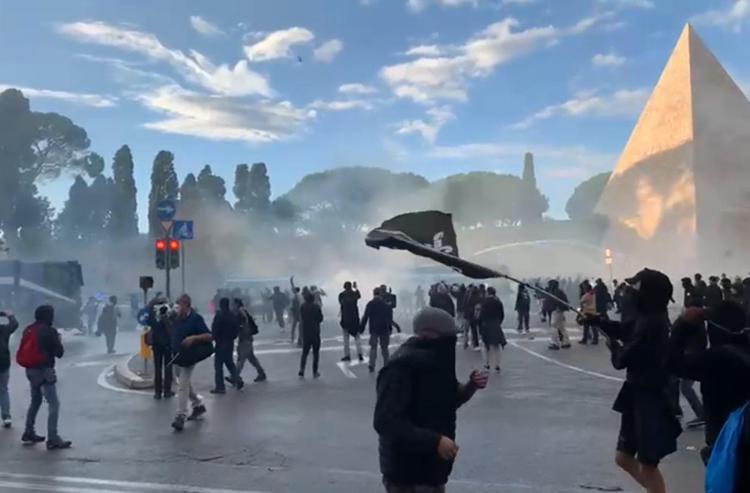 Scontri al corteo pro Palestina, foto Adnkronos