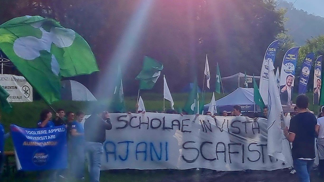 A Pontida cori giovani Lega contro Tajani: Scafista - Ira Forza Italia - Salvini si scusa