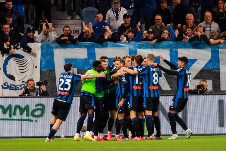 Squadra dell'Atalanta festeggia per gol di Retegui (Fotogramma)