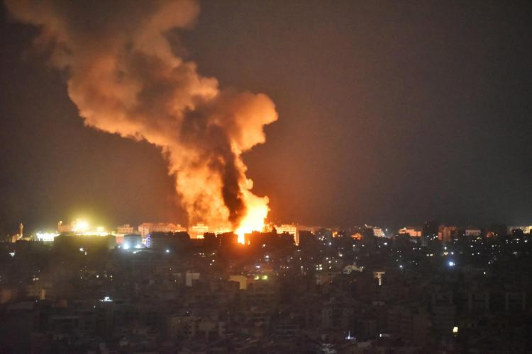 Israele colpisce moschea a Gaza, almeno 24 morti. Nuovi raid su Beirut