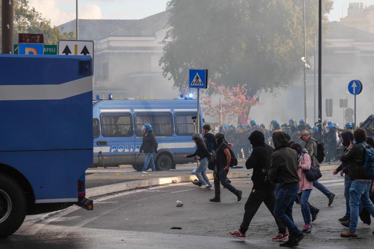 Scontri a Roma durante corteo pro Palestina - (Fotogramma)