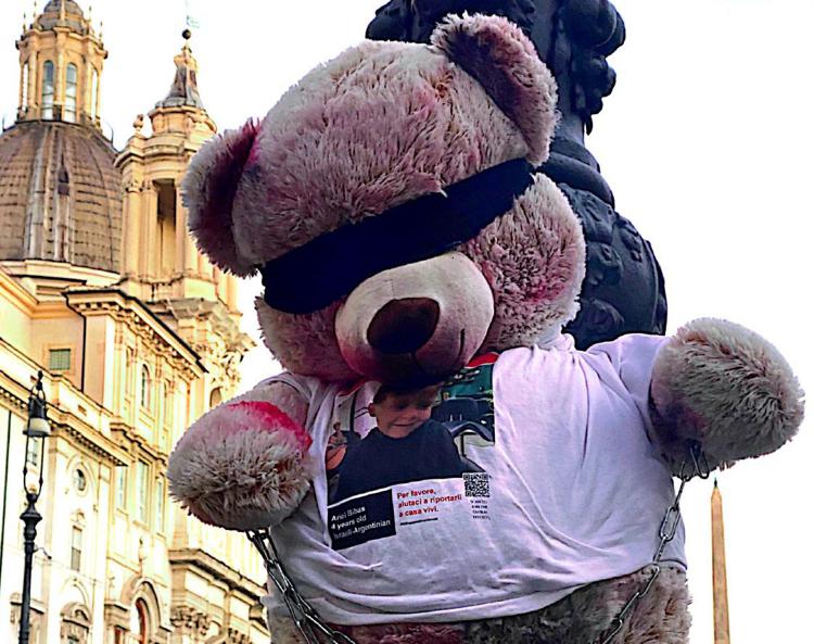 Orso di peluche a piazza Navona: l'iniziativa della Rete degli Studenti ebrei romani