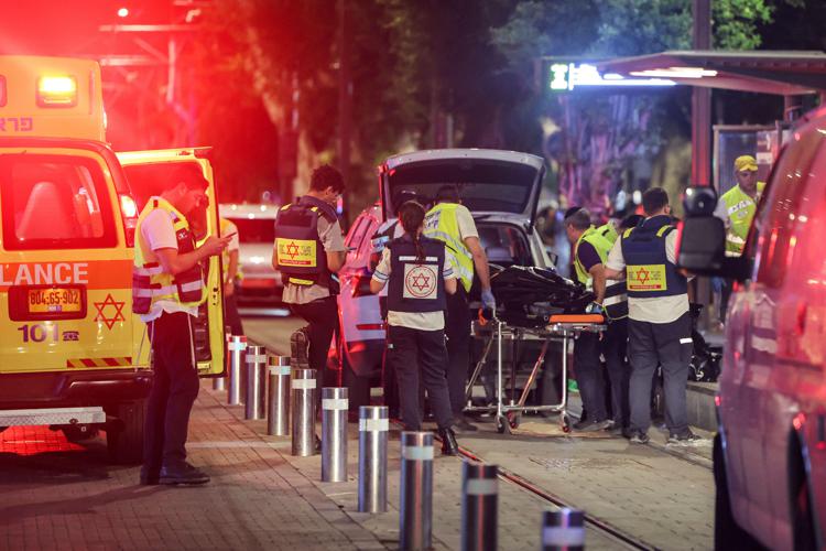 Soccorsi sul luogo dell'attentato a Jaffa (Afp)