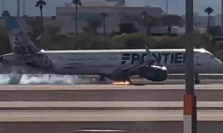 Aereo prende fuoco all'atterraggio, tragedia sfiorata a Las Vegas - Video