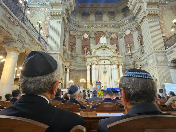 La cerimonia di commemorazione alla Sinagoga di Roma 