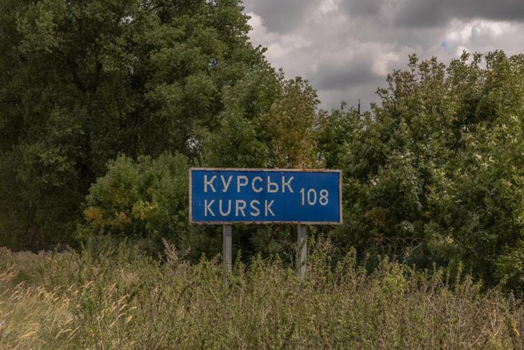 Cartello per Kursk  - Afp