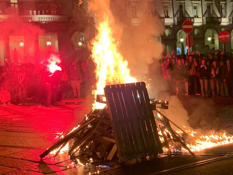 Il falò alla manifestazione pro Palestina di Torino - Adnkronos