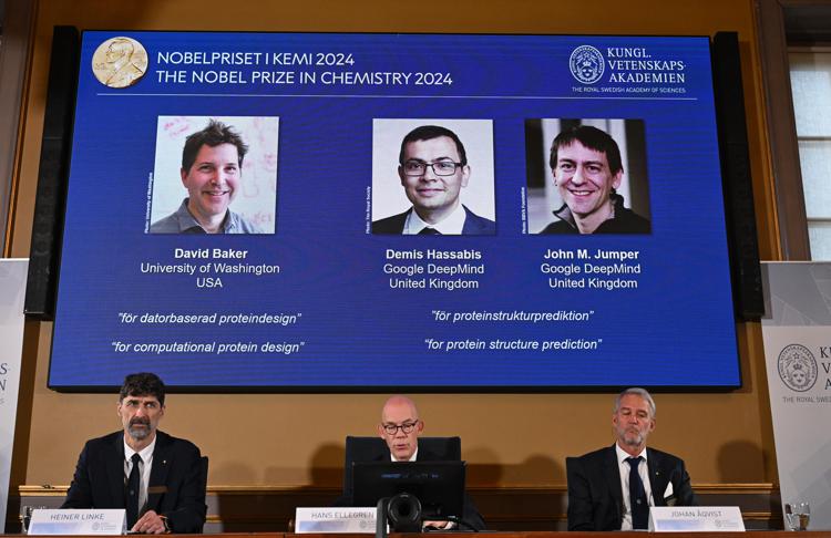 Nobel per la chimica a David Baker, Demis Hassabis e John M. Jumper