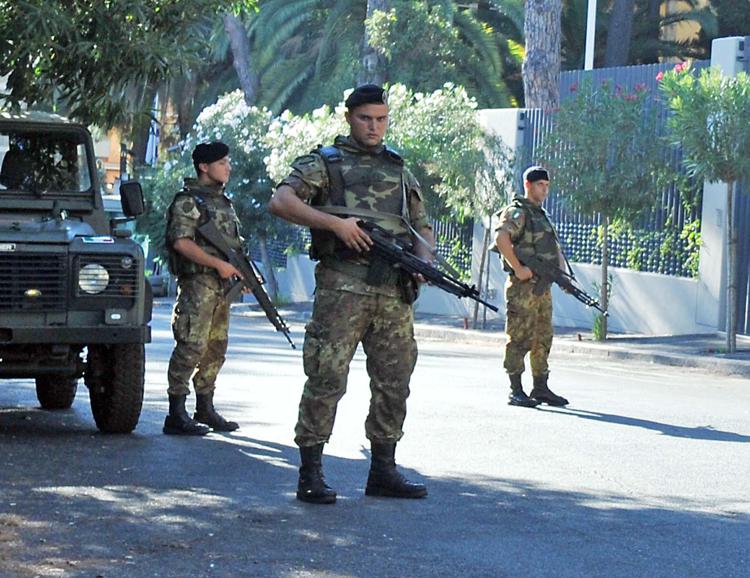 Militari italiani a protezione dell'ambasciata israeliana a Roma  - Fotogramma