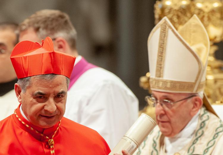 Il cardinale Becciu e papa Francesco - Fotogramma