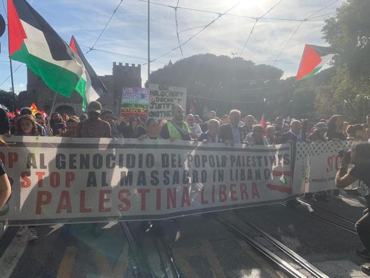 Manifestanti in corteo a Roma (Foto Adnkronos)