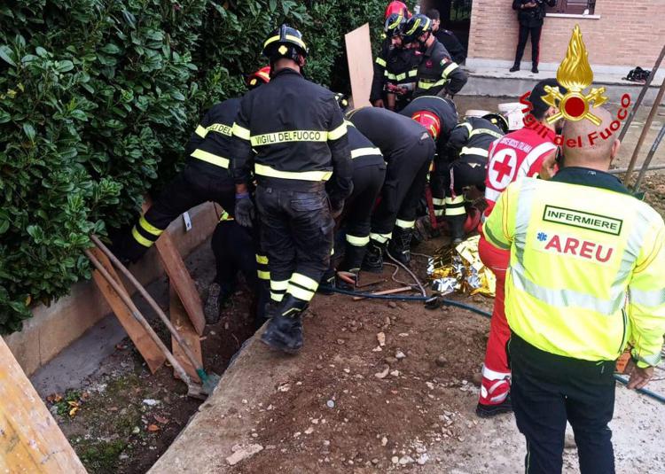 Milano, scavo cede: muore sepolto dalla terra a Cinisello Balsamo