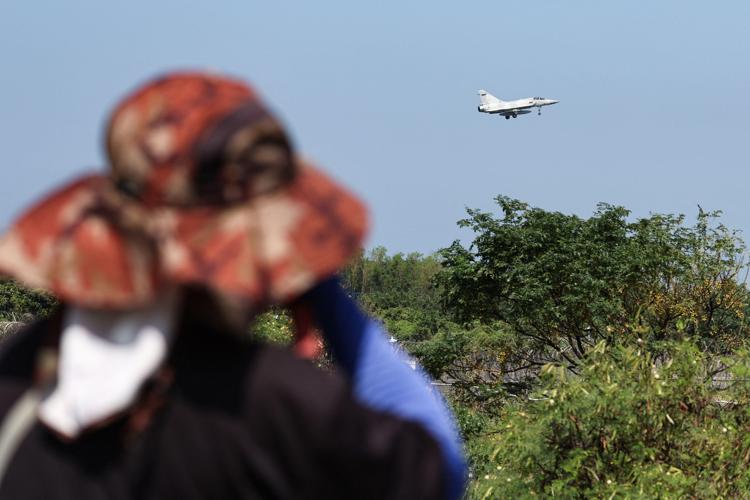 Un caccia Mirage 2000 dell'aeronautica taiwanese si prepara all'atterraggio nella base aerea di Hsinchu  dopo che la Cina ha schierato aerei e navi per circondare Taiwan - (Afp)