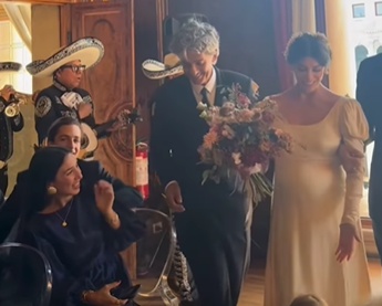 Dall'entrata al karaoke, Fiorello show al matrimonio della figlia Olivia