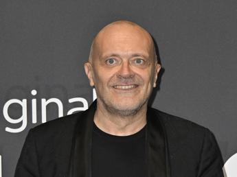 Max Pezzali, Pavia, gli 883, l'Uomo Ragno e la serie tv - Ascolta