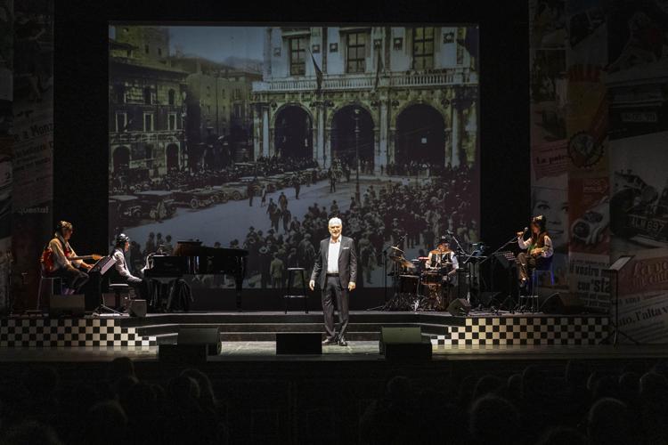 Andavamo a mille', in scena a teatro la 1000 miglia con Gioele Dix