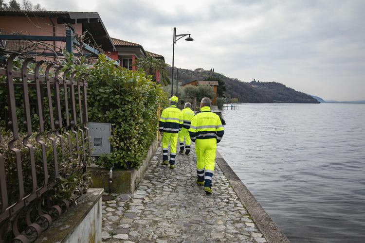 Controlli anti sciacallaggio della Protezione Civile (Fotogramma)