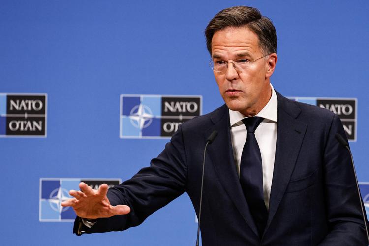 Nato, l'esordio di Rutte: "Produrre più armi e più velocemente"