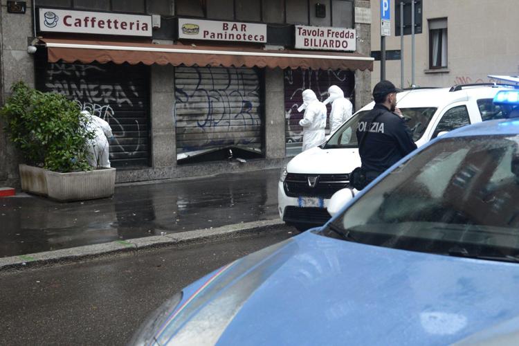 Milano, rilievi sul luogo dell'accoltellamento mortale - Fotogramma