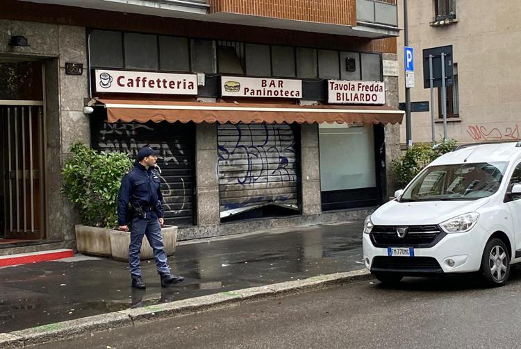 La serranda del bar di Milano - Adnkronos