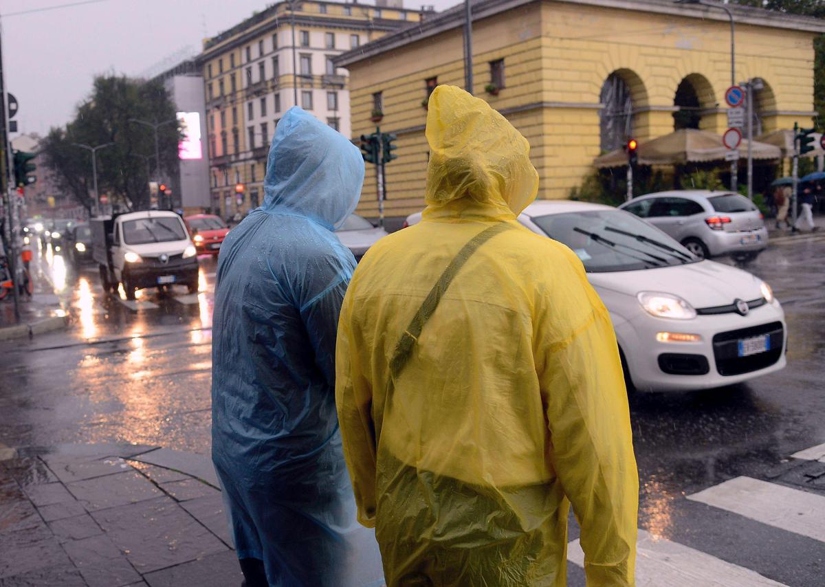 Maltempo Italia, oggi allerta arancione in 5 regioni: scuole chiuse e rischio nubifragi