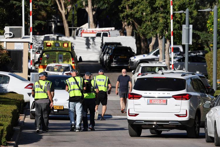 Forze di sicurezza e soccorsi a Cesarea, Israele, dopo l'attacco con drone dal Libano contro la residenza di Netanyahu - Afp