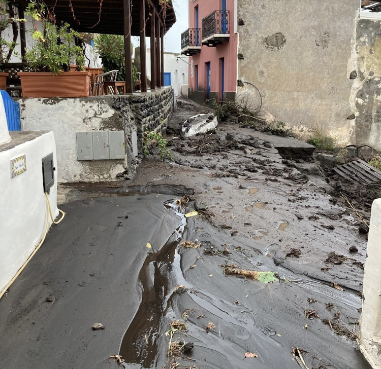 Fango e detriti a Stromboli, abitanti bloccati