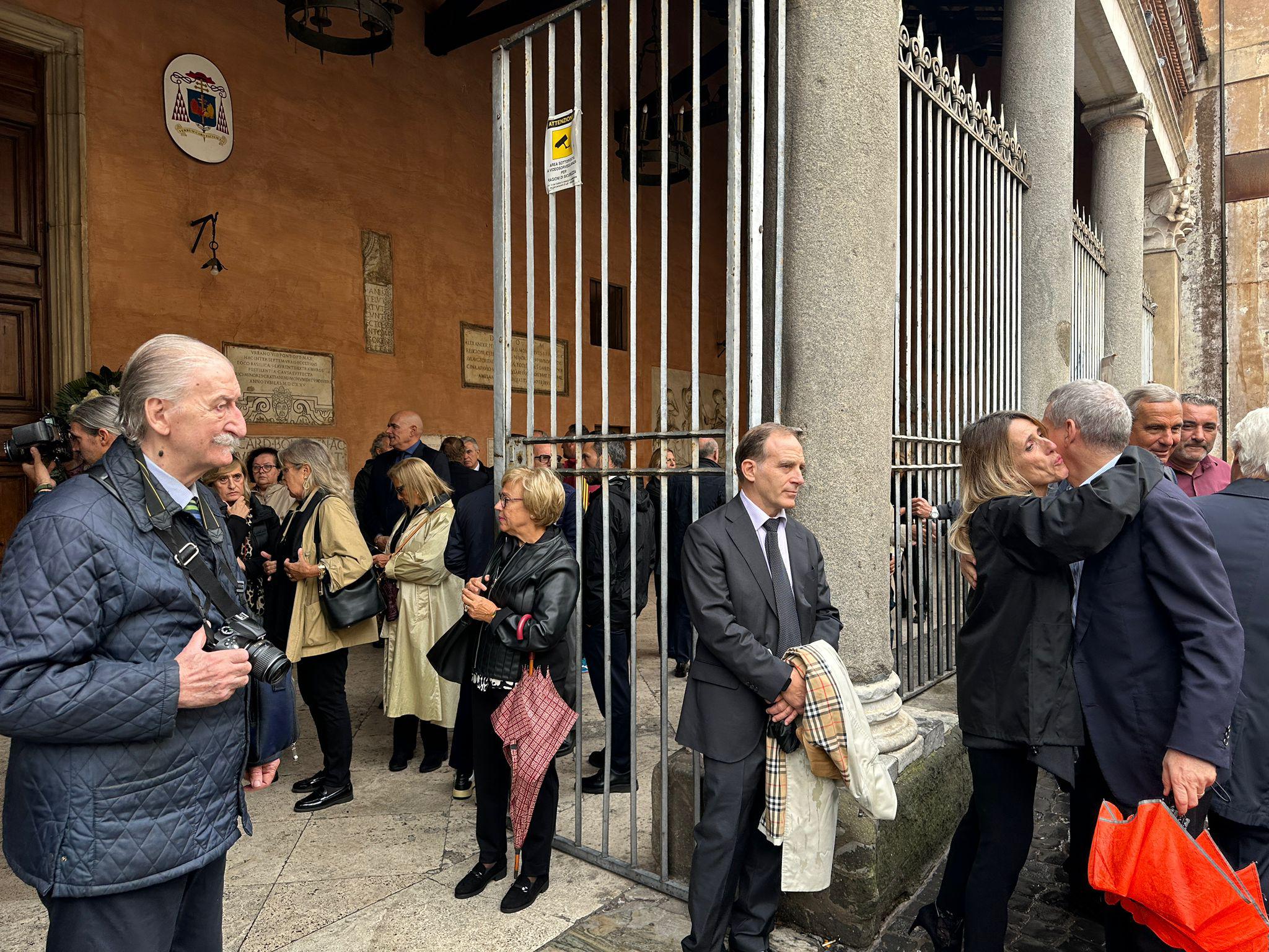 Battistoni, l'ultimo saluto a San Lorenzo in Lucina. Gualtieri: "Ha reso Roma grande nel mondo"