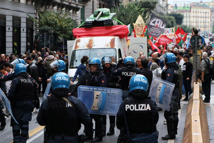 Corteo a Napoli (Fotogramma)