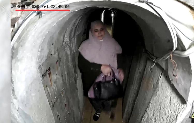 La moglie di Sinwar con la presunta borsa di Hermes nel tunnel di Gaza