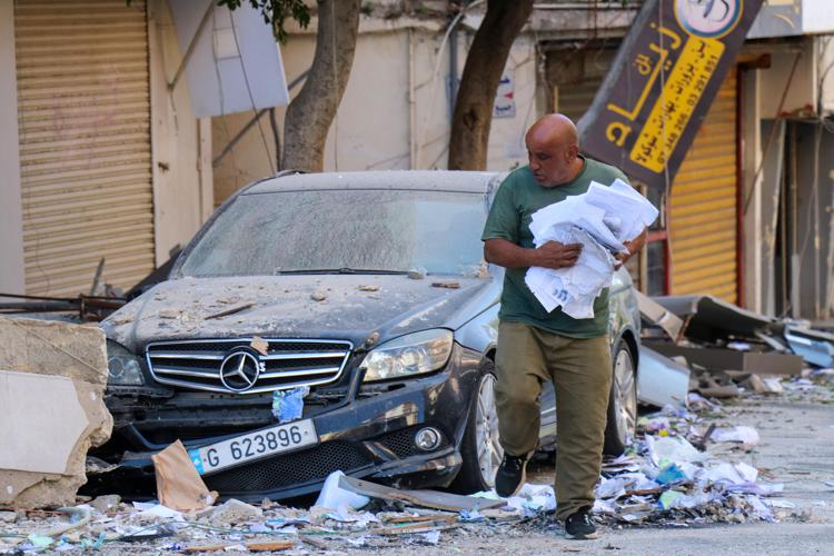 Attacco aereo israeliano che ha preso di mira una filiale del gruppo finanziario Al-Qard Al-Hassan nella città meridionale di Tiro - (Afp)