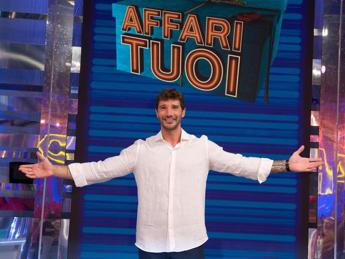 Stefano De Martino commosso ad Affari Tuoi: il sogno di Alessia e Francesco