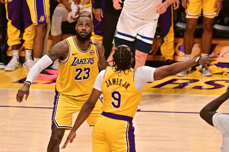 LeBron e Bronny James insieme in campo - Afp