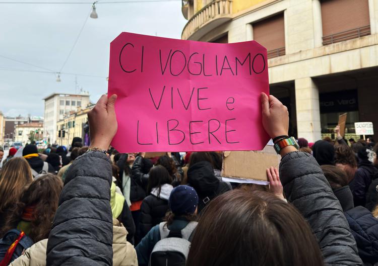 Manifestazione contro violenza sulle donne (Fotogramma/Ipa)