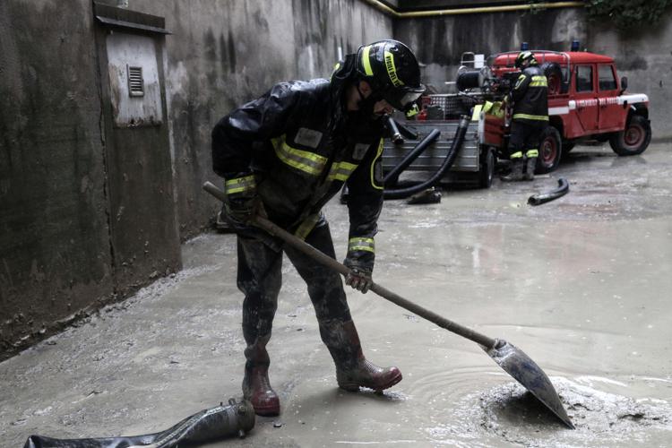 Vigili del fuoco a Bologna (Fotogramma)