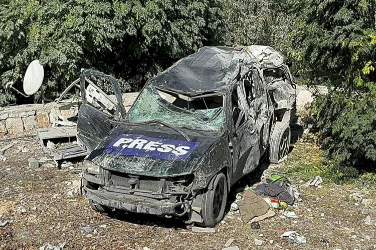 Auto della stampa libanese colpita da raid israeliano in Libano - Afp