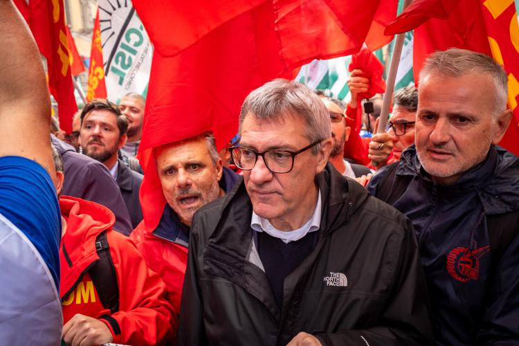 Maurizio Landini in piazza con i lavoratori - Fotogramma