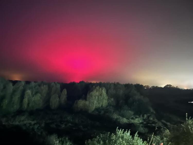 Crede di assistere all'aurora boreale, ma è una fabbrica di pomodori: l''abbaglio' colpa delle luci