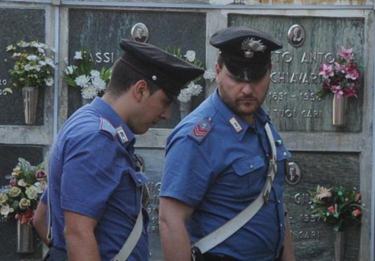 Carabinieri in un cimitero, repertorio (Fotogramma)