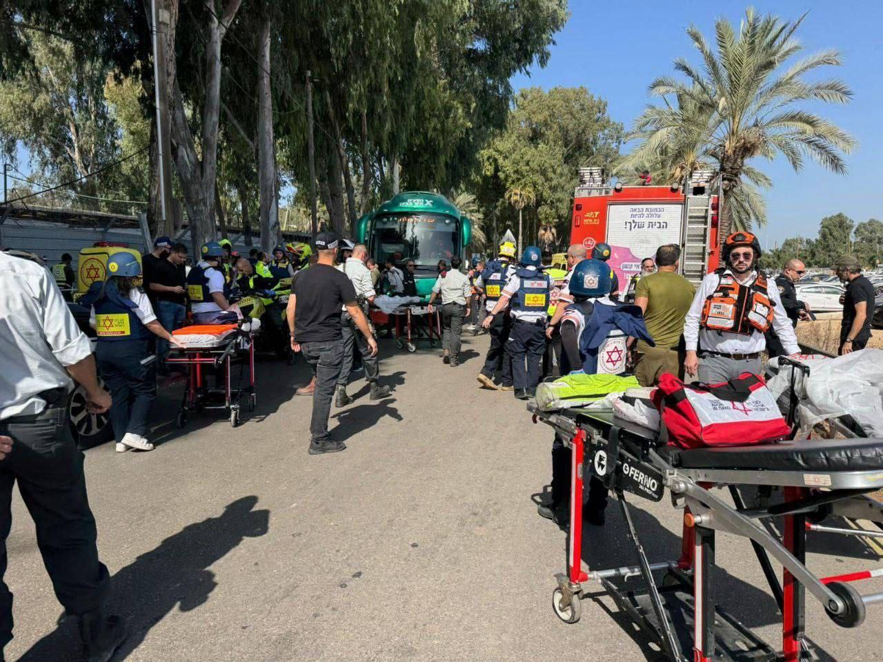 Israele, camion su persone a fermata autobus vicino Tel Aviv: decine di feriti