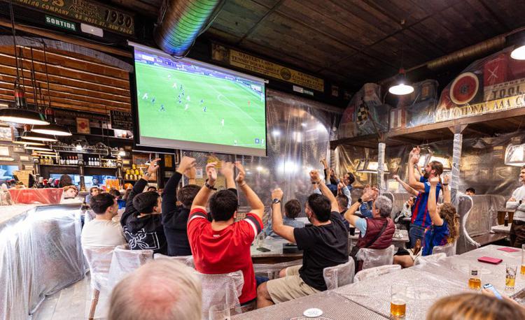 Honor Ricopre un Bar di Pluriball a Barcellona