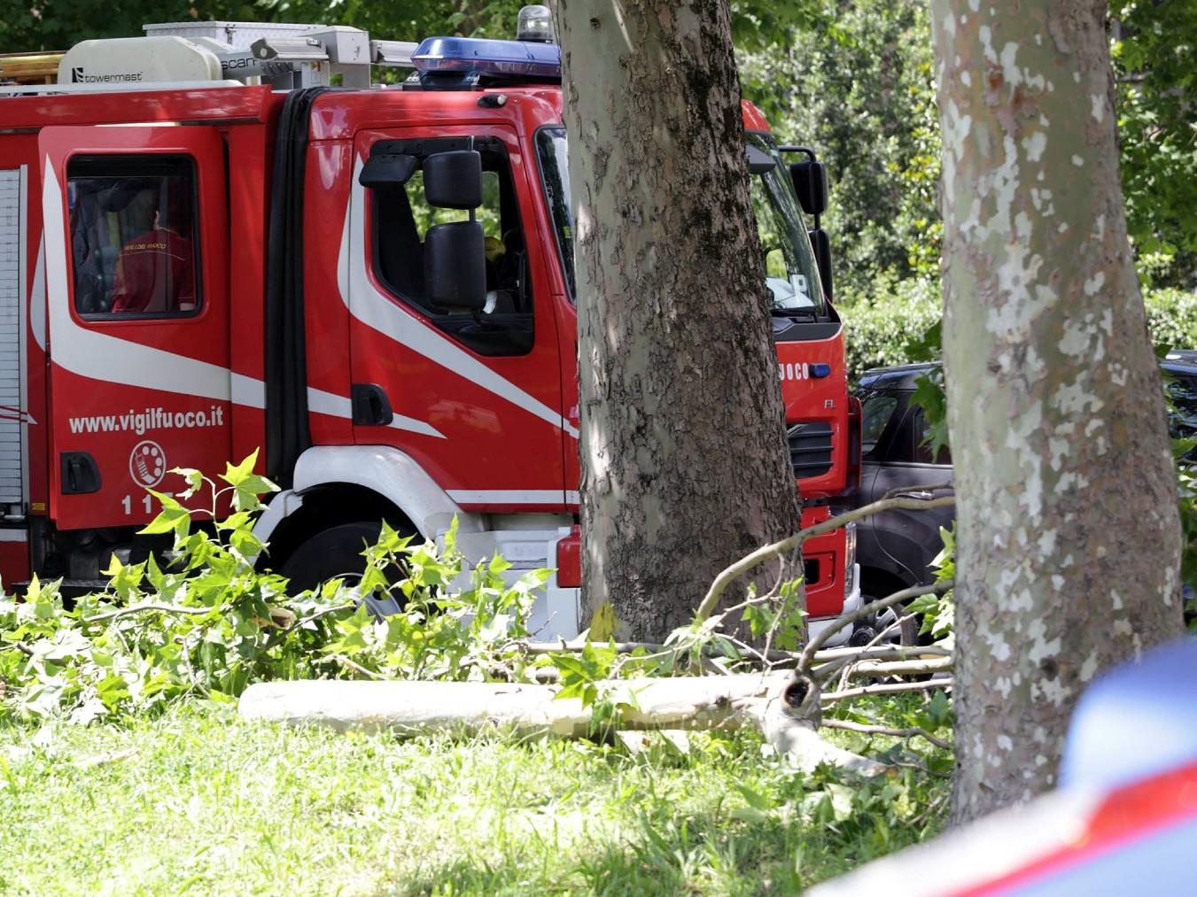 Traliccio cade su escavatore, muore operaio di 44 anni